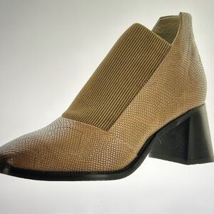 New in Box! $150 Journee Signature Chelsea Tan Block Heel Ankle Boots sz 9